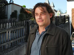 Holzarbeiter Thomas Meiting (Martin Feifel) ist entlassen worden, weil er seinen Chef ohrfeigte.