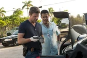 Carlos Sanchez (Carlos Gomez) and Jim Longworth (Matt Passmore, li.)