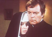 V&ouml;llig ver&auml;ngstigt verstecken sich Jonathan (Robert Wagner, r.) und Jennifer (Stefanie Powers, l.) in einem Kloster vor den Gangstern, die Jennifer nach dem Leben trachten ...