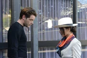Mason Pollard (Dominic Sherwood, l.); Rina Kimura (Jacky Lai, r.)