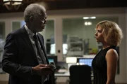 Der Neurowissenschaftler Samuel Norman (Morgan Freeman) ist die einzige Hoffnung f&uuml;r Lucy (Scarlett Johansson).
