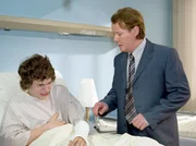 Mark Henscheidt (Torsten Ranft, re.), der das Sorgerecht für Dennis (Maximilian Giertler, li.) übernommen hat, ist mit dem Jungen überfordert und will das Sorgerecht für seinen Neffen abgeben. Um dies zu verhindern, behauptet Dennis der Professor sei ihm gegenüber handgreiflich geworden. Mark Henscheidt (Torsten Ranft, re.), der das Sorgerecht für Dennis (Maximilian Giertler, li.) übernommen hat, ist mit dem Jungen überfordert und will das Sorgerecht für seinen Neffen abgeben. Um dies zu verhindern, behauptet Dennis der Professor sei ihm gegenüber handgreiflich geworden.