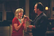 W&auml;hrend sich Jim (Jim Belushi, r.) sicher ist, dass der Mann von Cheryls Freundin mit all den teuren Geschenken sein schlechtes Gewissen unterdr&uuml;cken will, dr&auml;ngt Cheryl (Courtney Thorne-Smith, l.) Jim dazu, ihr doch endlich auch Mal wieder Schmuck zu schenken ...