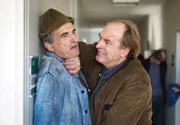 Kommissar Kluftinger (Herbert Knaup, rechts) muss den Milchbauern Paul Ayerle (Karl Knaup) zur&uuml;ckhalten.
