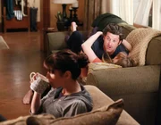 Damit Derek (Patrick Dempsey, M.) und Meredith (Ellen Pompeo, r.) endlich mal wieder einen gemeinsamen romantischen Abend verbringen k&ouml;nnen, bietet Lexie (Chyler Leigh, l.) an, auf Zola aufzupassen ...