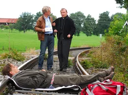 Konrad (Gerd Anthoff, links) und sein Freund Pfarrer Hubertus (Alexander Held, rechts) finden den lebensm&uuml;den Thomas Meiting (Martin Feifel).