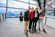 Viola Tami (r.) und Jan Fitze (l.) im Reinhold Messner Haus mit Diane (2.v.l.) und Reinhold Messner (2.v.r.)