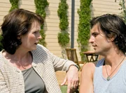 Carsten Michaelis kommt wegen einer Lungenentzündung in die Sachsenklinik. Weitere Untersuchungen ergeben, dass er AIDS hat. Es fällt ihm schwer, dies seiner Mutter mitzuteilen. Carsten Michaelis kommt wegen einer Lungenentzündung in die Sachsenklinik. Weitere Untersuchungen ergeben, dass er AIDS hat. Es fällt ihm schwer, dies seiner Mutter mitzuteilen.