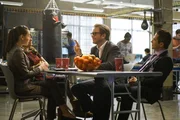 Was genau hat Isabellas (Yara Martinez, 2.v.l.) Assistentin Allison (Andrea Morales, l.) mit den Anschuldigungen zu tun? Bull (Michael Weatherly, 2.v.r.) und Benny (Freddy Roodriguez, r.) haben eine ganz bestimmte Vermutung ...