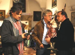 Rechtsanwalt Konrad Mair (Gerd Anthoff, Mitte) und sein Freund, Pfarrer Hubertus (Alexander Held, rechts) wollen dem entlassenen Holzarbeiter Thomas Meiting (Martin Feifel) helfen.