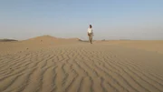 ARD-Journalistin Lena Ganschow in der W&uuml;ste der Vereinigten Arabischen Emirate. Regen f&auml;llt fast ausschlie&szlig;lich in den Wintermonaten. Die Zahl der Regentage pro Jahr liegt bei nur f&uuml;nf bis sieben.
