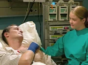 MDR Fernsehen IN ALLER FREUNDSCHAFT FOLGE 291, "Familienfest", am Sonntag (23.12.12) um 01:35 Uhr. Harald Wimmer (Timothy Peach, mi.) bricht plötzlich zusammen. Luci (Hanna Bredow, re.) macht sich große Sorgen und sieht am Ende ein, dass die beiden sind auch ohne eine neue Frau eine glückliche Familie. MDR Fernsehen IN ALLER FREUNDSCHAFT FOLGE 291, "Familienfest", am Sonntag (23.12.12) um 01:35 Uhr. Harald Wimmer (Timothy Peach, mi.) bricht plötzlich zusammen. Luci (Hanna Bredow, re.) macht sich große Sorgen und sieht am Ende ein, dass die beiden sind auch ohne eine neue Frau eine glückliche Familie.