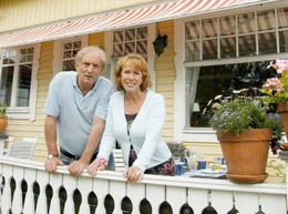 Neues Haus, neues (Ehe)Gl&uuml;ck: Susanne (Gaby Dohm) und Leo (G&uuml;nther Maria Halmer) vor ihrem Domizil in Schweden.