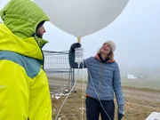 ARD-Journalistin Lena Ganschow trifft Sebastian K&auml;ser, Atmosph&auml;renphysiker, ETH Z&uuml;rich. Bei Eriswil, im Kanton Bern, werden auf einer H&ouml;he von 900 Metern heliumgef&uuml;llte Wolken-Messballons gestartet.