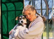 Laura (Cecilia Kunz), die Halbschwester von Dr. Stefan Frank.