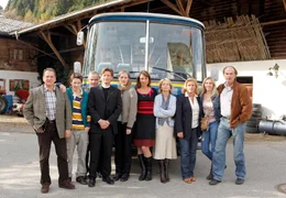 Auf der Pilgerfahrt nach Padua (von links): der quirlige "Jumbo" (Thomas K&uuml;gel), der Teenager Michel (Martin St&uuml;hrk), der Berufssoldat Werner (Bernhard Sch&uuml;tz), Pfarrer Schrotmann (Philipp Moog), die Freundinnen Doro (Sybille J. Schedwill) und Rosi (Christine Adler), die Altenpflegerin Gundula (Gisela Schneeberger), die alleinerziehende Margitta (Petra Kleinert), die Studentin Violetta (Isabella Surel) und Busfahrer Benno (Herbert Knaup).