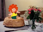 Meister Eder bekommt Besuch von seiner Schwester und ihrer Tochter B&auml;rbel. Das M&auml;dchen spielt mit Pumuckls Bettchen und seiner Schaukel, was dem Kobold gar nicht gef&auml;llt. Er zwickt sie und wirft Gegenst&auml;nde in der Werkstatt um. Da stellt B&auml;rbel Pumuckl eine Falle &hellip;