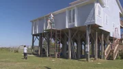 Anthony ist ein Haus-Flipping-Profi, doch diesmal geht es um ein Ferienhaus f&uuml;r sich und seine Frau Amanda. Sie finden eine renovierungsbed&uuml;rftige Immobilie in Crystal Beach, Texas, nur eine F&auml;hrfahrt von ihrem Zuhause entfernt. Doch die eingeplanten 55.000 Dollar f&uuml;r die Umgestaltung reichen nicht aus. Sie brauchen eine neue K&uuml;che, ein neues Bad und Mastersuite.
