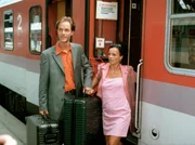 Dr. Achim Kreutzer (Holger Daemgen) kommt von seinem dreimonatigen USA Aufenthalt mit seiner Zugbekanntschaft Verona Sch&ouml;ller (Valeska Hegewald) auf dem Hauptbahnhof in Leipzig an.
