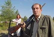 Auch Dr. Reinhard F&auml;hrmann (Michael Lesch, vorne) macht sich auf die Jagd nach der L&ouml;win. Dr. Lena Weingarten (Alexandra Kamp, HG) bleibt sicherheitshalber beim Auto.