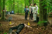 W&auml;hrend des Probenwochenendes einer Sch&uuml;tzenkapelle wird die Dirigentin Nadja Schilling (Kaja Schmidt-Tychsen, l.) erschlagen im Wald aufgefunden. Dr. Westphal (Yulia Y&aacute;&ntilde;ez Schmidt, r.) erkl&auml;rt den Kommissaren Jonas Fischer (Lukas Piloty, 2.v.r.) und Amira Mahdi (Aylin Ravanyar, 2.v.l.), dass der Tubist die Leiche gefunden hat.