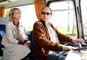 Die misstrauische Gundula (Gisela Schneeberger) beh&auml;lt den m&uuml;rrischen Busfahrer Benno (Herbert Knaup) fest im Blick.