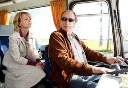 Die misstrauische Gundula (Gisela Schneeberger) beh&auml;lt den m&uuml;rrischen Busfahrer Benno (Herbert Knaup) fest im Blick.