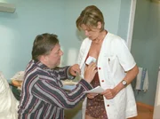 Bruno Klepp (Hans-Juergen Huerrig) will Schwester Yvonne (Maren Gilzer) bestechen.