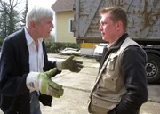 Tr&ouml;delprofi Otto Schulte (re.) ist &uuml;berw&auml;ltigt von Walters Sammelleidenschaft..