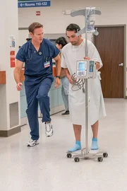 Dr Bruce (Josh Lawson, l.), Patient