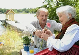 Trotz ihres stattlichen Alters h&auml;lt Gro&szlig;mutter Adele (Bruni L&ouml;bel) ihren Sohn Leo (G&uuml;nther Maria Halmer) noch schwer auf Trab.