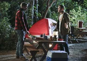 Als George (Scott Porter, r.) plötzlich auf dem Campingplatz auftaucht, muss Wade (Wilson Bethel, l.) sich dem Gesagten stellen ... Als George (Scott Porter, r.) plötzlich auf dem Campingplatz auftaucht, muss Wade (Wilson Bethel, l.) sich dem Gesagten stellen ...