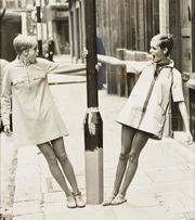 Von links: Kerstin Lindberg und Lesley "Twiggy" Hornby. Die 16-j&auml;hrige Kerstin Lindberg gewann in Stockholm, Schweden, 1967 den Doppelg&auml;nger-Wettbewerb um "Twiggy".