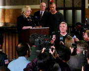 Noch stehen Garcia (Kirsten Vangsness, hinten l.) und Morgan (Shemar Moore, hinten r.) vor einem Rätsel, doch sie geben alles, um einen Serienmörder dingfest zu machen ... Noch stehen Garcia (Kirsten Vangsness, hinten l.) und Morgan (Shemar Moore, hinten r.) vor einem Rätsel, doch sie geben alles, um einen Serienmörder dingfest zu machen ...