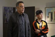 Douglas Fogerty (Brad Garrett, l.); Miggy Park (Jake Choi, r.)