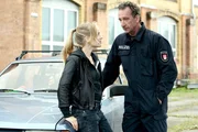 Ron Schneider (Heio von Stetten, rechts), der ehemalige Ausbilder von Julia Klug (Friederike Kempter), leitet den SEK-Einsatz gegen die Produktf&auml;lscherbande.