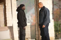 Ist John (Dwayne Johnson, r.) wirklich klar, dass Drogendealer Malik (Kenneth Michael Williams, l.) eine gro&szlig;e Nummer in der Szene ist?; Ist John (Dwayne Johnson, r.) wirklich klar, dass Drogendealer Malik (Kenneth Michael Williams, l.) eine gro&szlig;e Nummer in der Szene ist?
