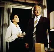 15. Dr. Trotta (Paul Hoffmann) ist ein reicher Privatlehrer, der mit Frau Tellmann (Inge Birkmann), seiner Haushälterin, in gutem Einvernehmen lebt. 15. Dr. Trotta (Paul Hoffmann) ist ein reicher Privatlehrer, der mit Frau Tellmann (Inge Birkmann), seiner Haushälterin, in gutem Einvernehmen lebt.