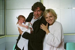 Frischgebackene Eltern: Sylvie (Nina Weniger, l.), Max (Hans-Jochen Wagner, r.) und Baby Sam.