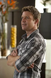 Jim (Matt Passmore) bewegt sich bei seinen Ermittlungen im Milieu um ein dubioses Schmerztherapiezentrum.