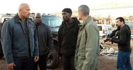 Daniel (Jon Bernthal, 2.v.r.) vermittelt John (Dwayne Johnson, l.) einen Kontakt zum Dealer Malik (Michael Kenneth Williams, M.), der sich die LKWs von Johns Fuhrpark sofort zunutze macht. Eine gef&auml;hrliche Drogenfahrt nimmt ihren Lauf ...
