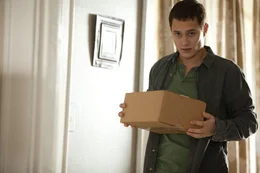 Eigentlich ist Jason (Rafi Gavron) ein normaler 19-j&auml;hriger, der bei seiner Mutter lebt. Doch eines Tages l&auml;sst sich der naive junge Mann dazu &uuml;berreden, ein Paket in Empfang zu nehmen, das eine Ladung Ecstasy enth&auml;lt. Prompt wird er damit geschnappt ...