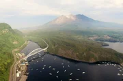 Luftaufnahme auf die Zenzaki-Br&uuml;cke und den Sakurajima: Der Vulkan gilt als besonders bedrohlich.