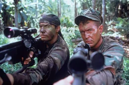 An Becketts (Tom Berenger) Seite ist zu seinem Leidwesen der unerfahrene SWAT-K&auml;mpfer Richard Miller (Billy Zane,l.). Fast am Ziel geht etwas schief.