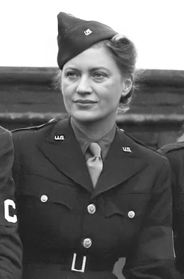 Mit dem D-Day, der Landung der Alliierten in der Normandie vor 80 Jahren, kamen auch Kriegsreporterinnen nach Frankreich, eine war Lee Miller. Das Foto von ihr in Hitlers Badewanne ging sp&auml;ter um die Welt. Zum ersten Mal gab es einen weiblichen Blick auf den von M&auml;nnern gef&uuml;hrten Krieg. Der Film erz&auml;hlt von Margaret Bourke-White und Martha Gellhorn und Lee Miller &ndash; und wie sie den Krieg sahen. -  Lee Miller als Kriegskorrespondentin.