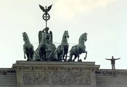 Pia hat in ihren Tr&auml;umen spezielle Vorstellungen, wie Uli (Benjamin Sadler) ihr einen Heiratsantrag machen soll ...
