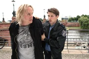 Patrick Klug (Oliver Bender, r.) verhaftet den sturzbetrunkenen Bankr&auml;uber Kowalski (Uwe Dag Berlin, l.).