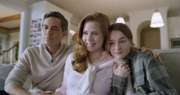 L - R: Danny Pino als Larry Murphy, Amy Adams als Cynthia Murphy, Kaitlyn Dever als Zoe Murphy