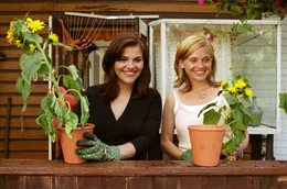 Strahlend beobachten die Freundinnen Pia (Katharina Wackernagel, l.) und Sylvie (Nina Weniger, r.) den kleinen Sam.