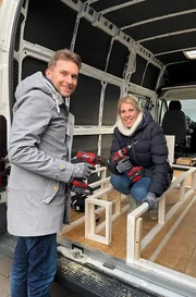 Der Ausbau des Campers geht schneller mit zwei Akku-Schraubern, wissen Svenja (r) und Jan Kr&uuml;ger.